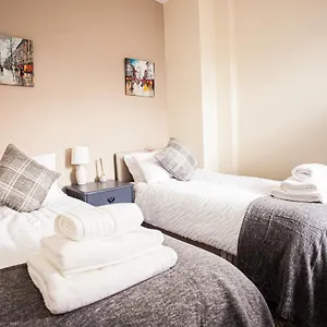 Apartment Contractor House: Extended Near Dining & Nightlife, Middlesbrough
